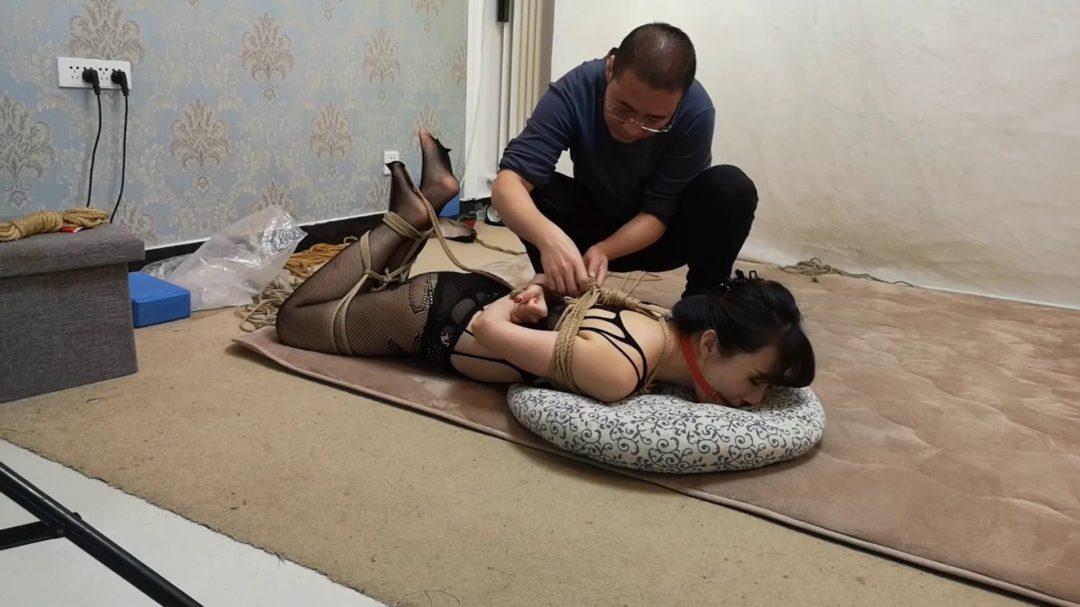 紫依 黑丝连体衣 痛苦的吊-5