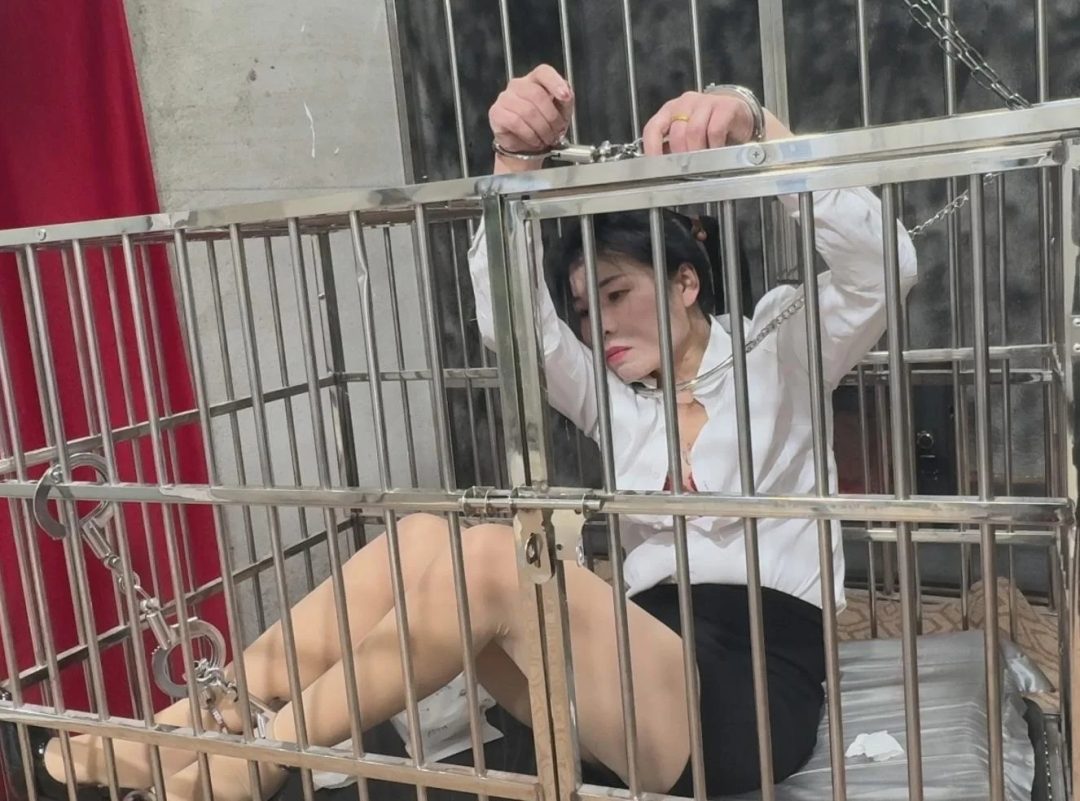 白衬衫、高马尾、红底高跟。为艺术献身，铁笼里被囚、哭的梨花带雨！！！-5