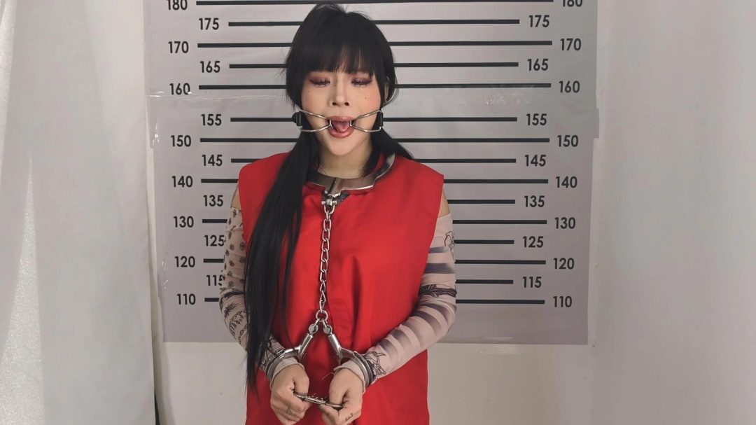 【忘忧社工作室】女犯带手脚连铐颈手铐拇指铐被判s刑，带口环指认现场口水哗哗流，为了惩罚她这样罪大恶极的凶犯，给她后手吊高铐脖子靠墙锁住，疼的女犯直哼哼。。。-1