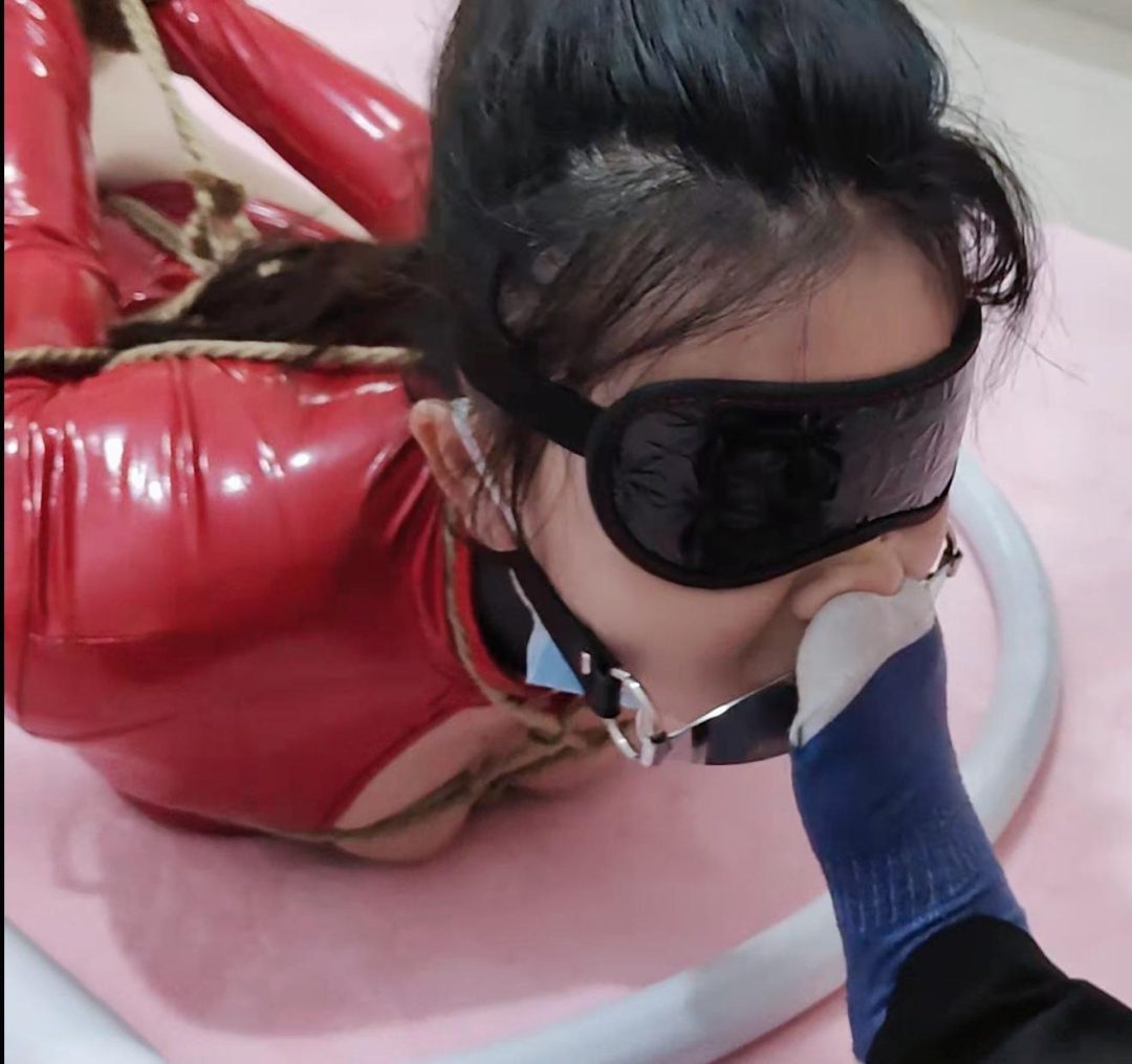 大美女晓影M油亮肉丝紧缚极限抬头驷马挠痒脚SP无助哭泣臭脚袜堵鼻捏鼻控呼吸-9