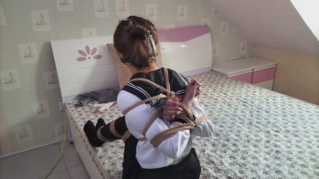 美女遭劫持，日式后高手紧搏捆绑，马具口球，蒙眼，挣扎这在房间里找手机自救-2