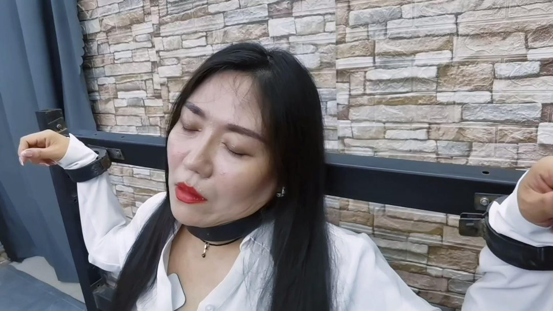 提审李然,,李然拒不承认犯罪事实,那就把她禁锢起来折磨,高跟鞋里放铁豆,最后在高强度电击挣扎中昏死过去...-4