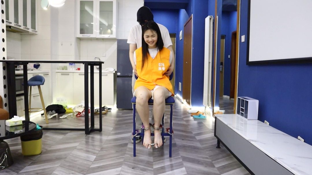 销售员彤彤工作时 涉嫌诈骗被捕 镣铐审讯 挠脚挠全身TK 手铐脚铐脚趾铐 打工人千万不要误入歧途哦！-12