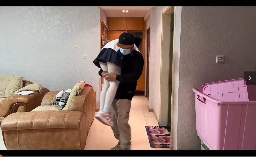放置捆绑 双腿双脚捆绑起来，背起凳子慢慢行走 胶带封嘴 扛起模特在客厅行走 最后挣脱自救逃跑-2