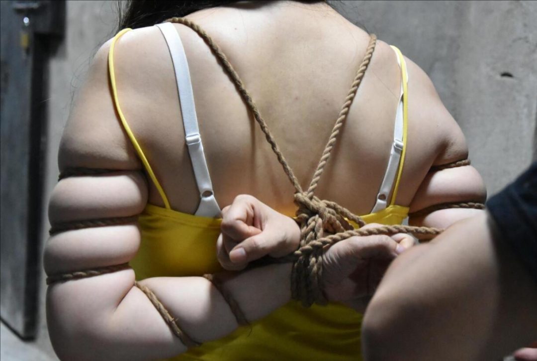 MJ影视 被押赴刑场的吊带美女-5