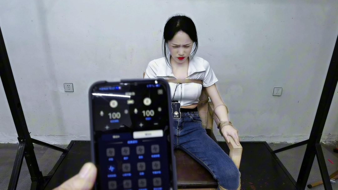 艺仙儿 木制刑椅上电击，升到200是什么感觉......-5