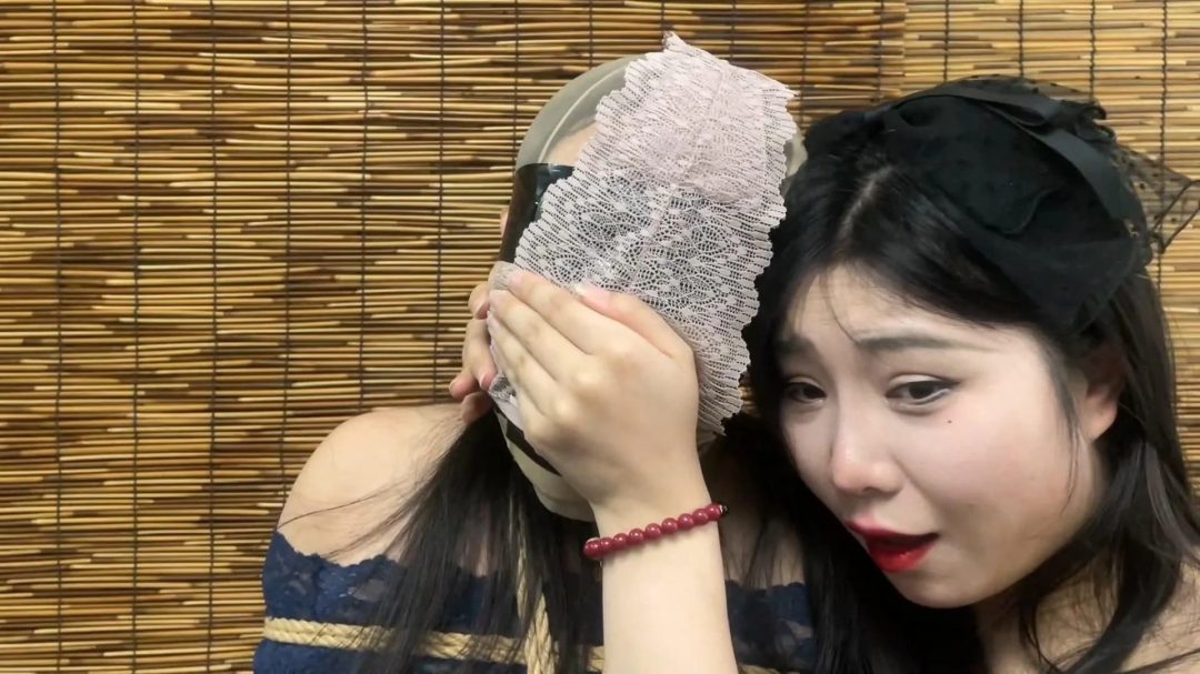 【云雀定拍】《遗产风波 下》继女调母手段再度升级，丝袜内裤套头叠加高跟捂脸，熟女董事长最终闷绝崩溃-1