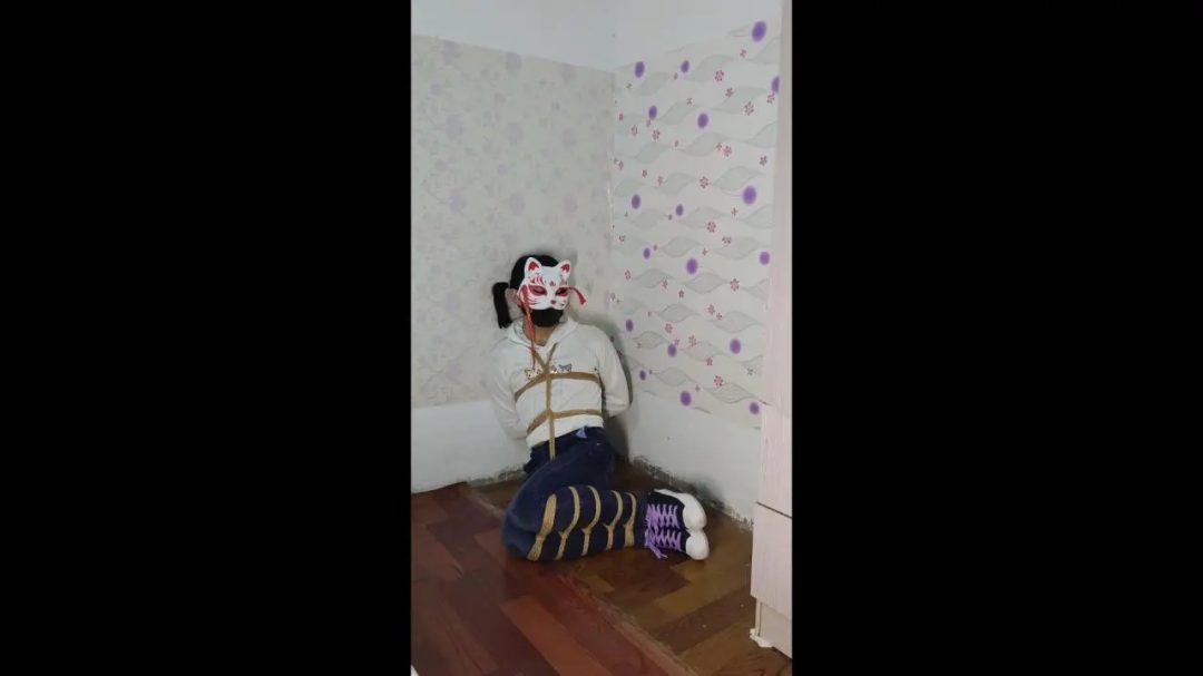 牛仔裤帆布鞋 并腿后手缚挣扎-1