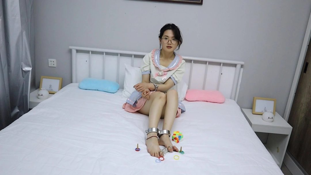 汤圆 家中镣铐手脚枷自缚 被室友发现威胁 挠脚挠全身TK 手铐脚铐脚趾铐-2