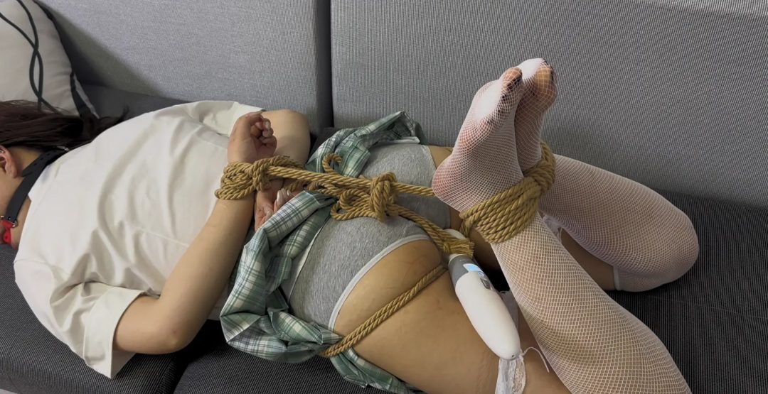 小萝莉JK白丝 五花大绑 丝袜堵嘴粘胶带 逃跑挣脱 驷马鞭打 挠脚心-2
