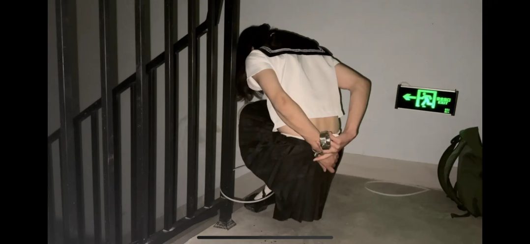绝望无退路楼道手脚铐定时锁自缚，扎带禁锢，后塞➕白丝袜JK 高跟鞋（伪娘～）-12