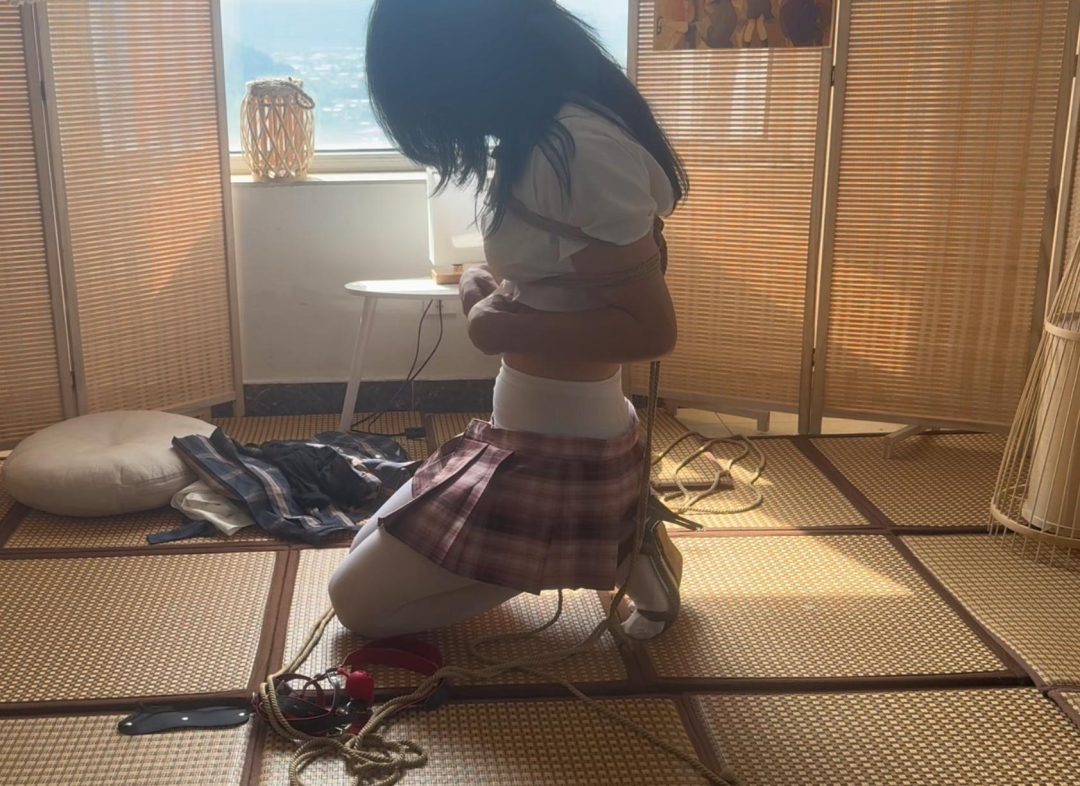 【柚里】南娘柚里面试绳艺公司，被要求换超短裙jk自缚，柚里因为放心就打了死结但hr突然离开让柚里独自无限期挣扎解脱…柚里能否脱出呢～-5