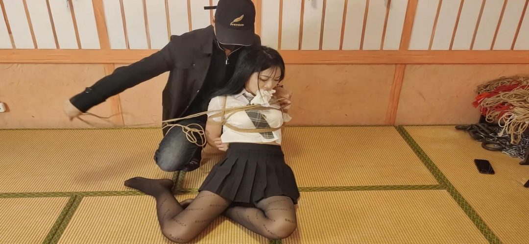 梦瑶剧情《梦瑶遭入室绑架》19岁的甜美女孩，梦瑶，在家玩手机被坏人入室捂嘴后反绑，毛巾堵嘴，求救无果被大号口球堵嘴，口球拉得太紧，根本没有剥夺的余地，拼命挣扎求救想要逃脱。-5