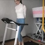 捆绑高跟健步走，股绳、口球、牛仔裤、10CM高跟鞋、不停歇的跑步机和蔫坏蔫坏的冒牌教练