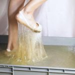 光脚穿体操鞋舞蹈鞋踩进黏稠胶水，鞋都粘掉了
