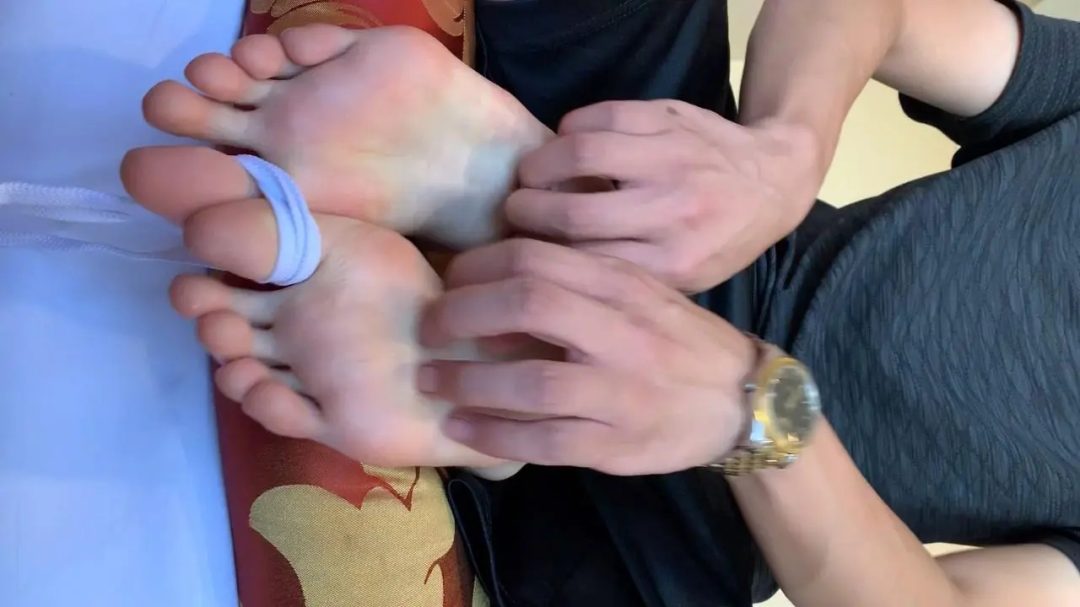 cut 极品颜值小姐姐裸足被疯狂tk-6