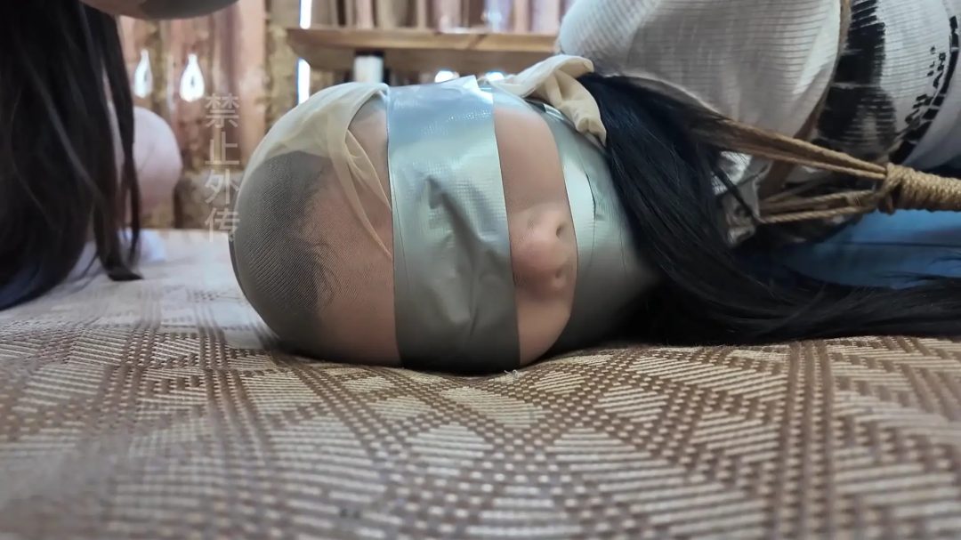 故事情節是什麼：兩名女孩被捆绑。綁匪把她們綁了起來，並聲稱誰能先解開自己，就放誰。禁止互相幫助-5