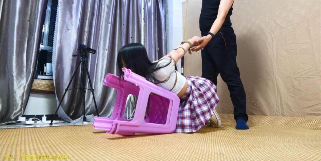 可儿，睡懒觉的代价，牛皮鞭拍的恐怖惩罚：羞辱性白嫩浑圆美臀展示与惩罚，JK少女直臂后手吊、跪缚SP，未曾体验之痛，绝望呼号与挣扎、低泣-2