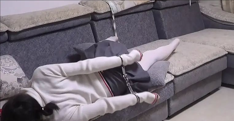 我这么可爱 居然舍得铐起我 让我自己解绑 好不容易解开去袭击他 还被反制驷马铐起来-6