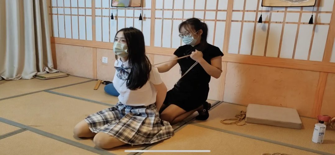 新模舞蹈生桃桃《极限直臂驷马和日式驷马放置》长的很好看，女绳师直臂和驷马绑的非常紧，放置崩溃-3