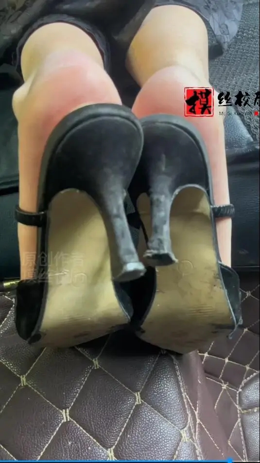 车内舔舐素人主播小姐姐的极品玉足-5