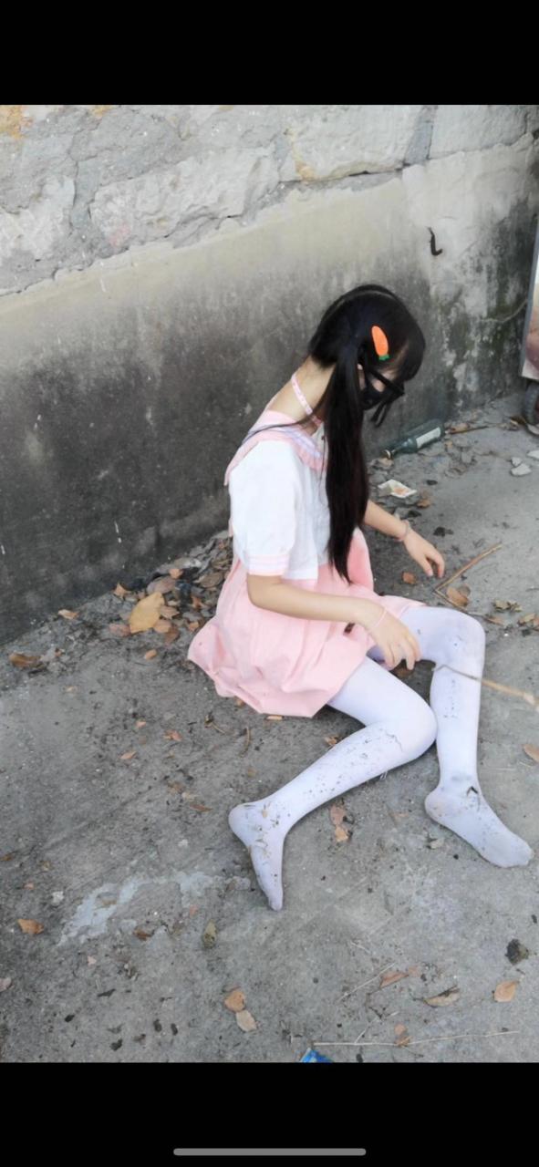 萌妹子双马尾白丝户外弄脏-4