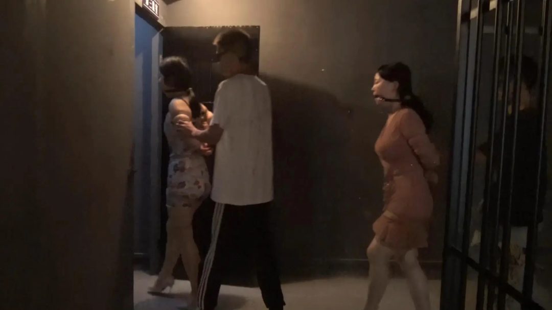 连续剧《贩卖集团之绑票》 第三集 两美女被押进捆绑固定地牢里玩弄-3