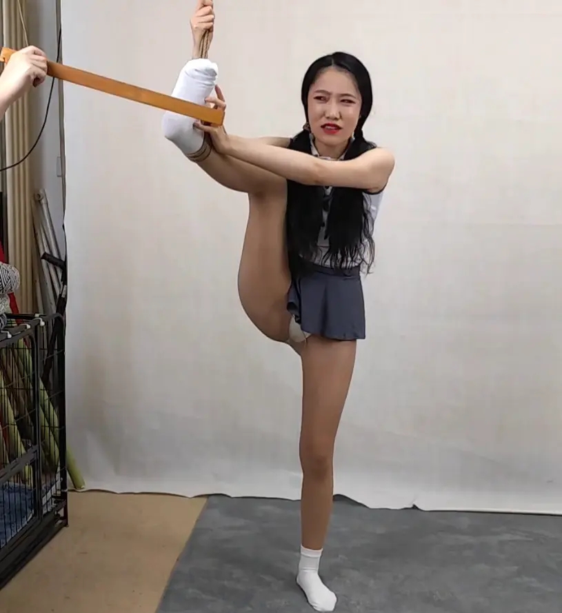 束缘阁 雅熙双马尾少女 受伤的脚 白袜单腿蹦跳 打脚底 闻脚底-1
