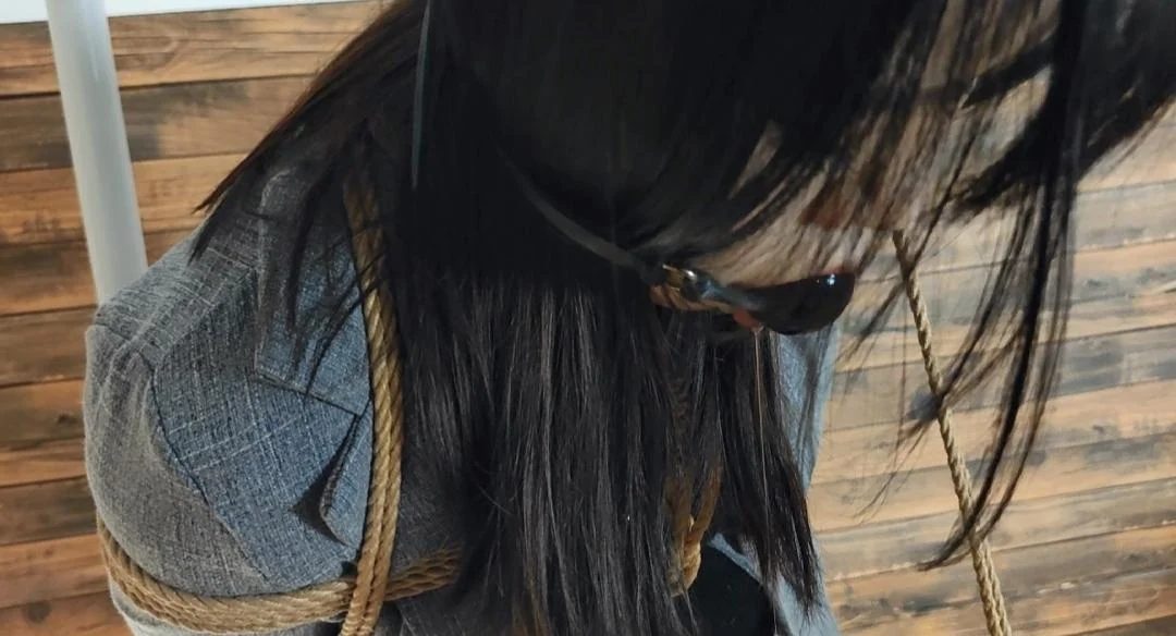 小苏反绑吊缚腿缚口球流很多口水罚站-4