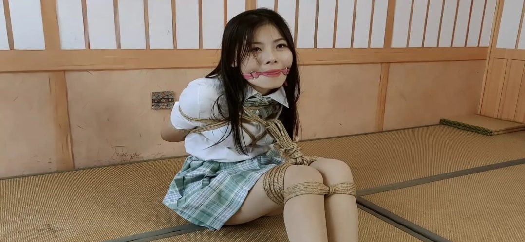 《脑筋急转弯问答游戏》小姐姐被女绳师塞上大口球绑上并腿海老缚的情况下做脑筋急转弯限时问答，回答错误，就会被女绳师拿筋膜枪惩罚，最后又被女绳师绑上超紧的驷马，内容精彩不容错过-3