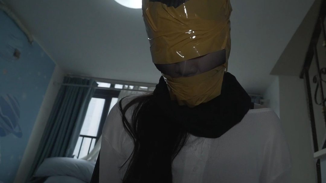 裤里丝美女被入室抢劫，黄色胶带捆绑，袜子堵嘴，丝袜套头-9