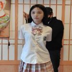 新模梦瑶，大号口球《直臂和日式放置以及驷马放置，模拟被绑架逃脱自救及访谈》19岁的甜美女孩，梦瑶，初次接触绳艺，这次叫她模拟被绑架后自救，绑完后假装有事离开，留她一个人独自挣扎，演技非常棒！全程都在挣