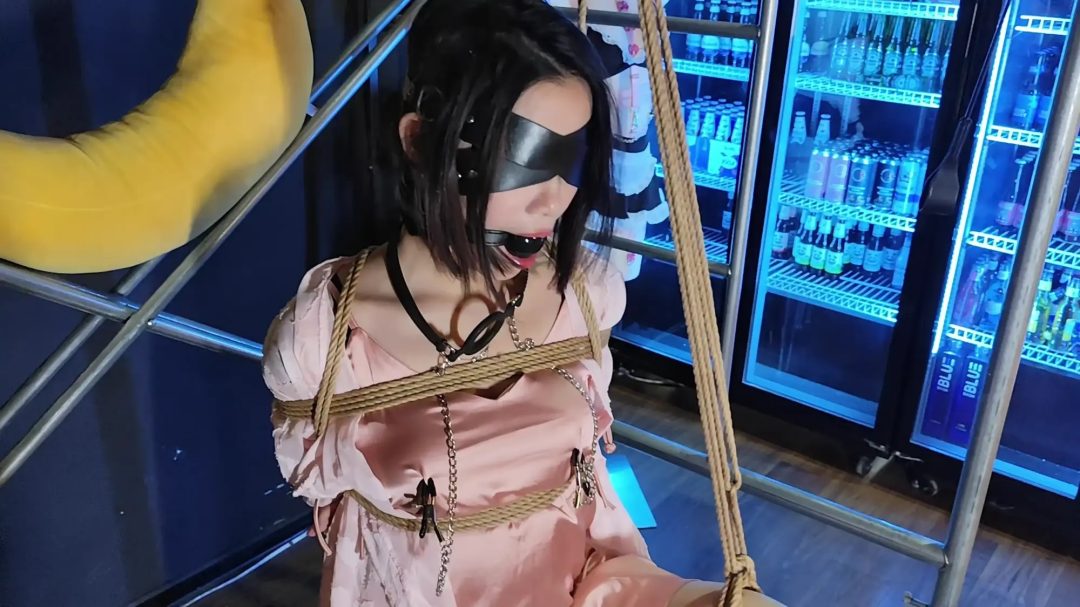 人妻兔兔的初体验 婚礼晨袍 单腿吊缚 真实人妻 超绝眼神 蠢蠢欲动-3