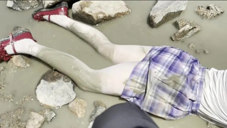 白丝jk女海边滩涂玩水弄脏-4