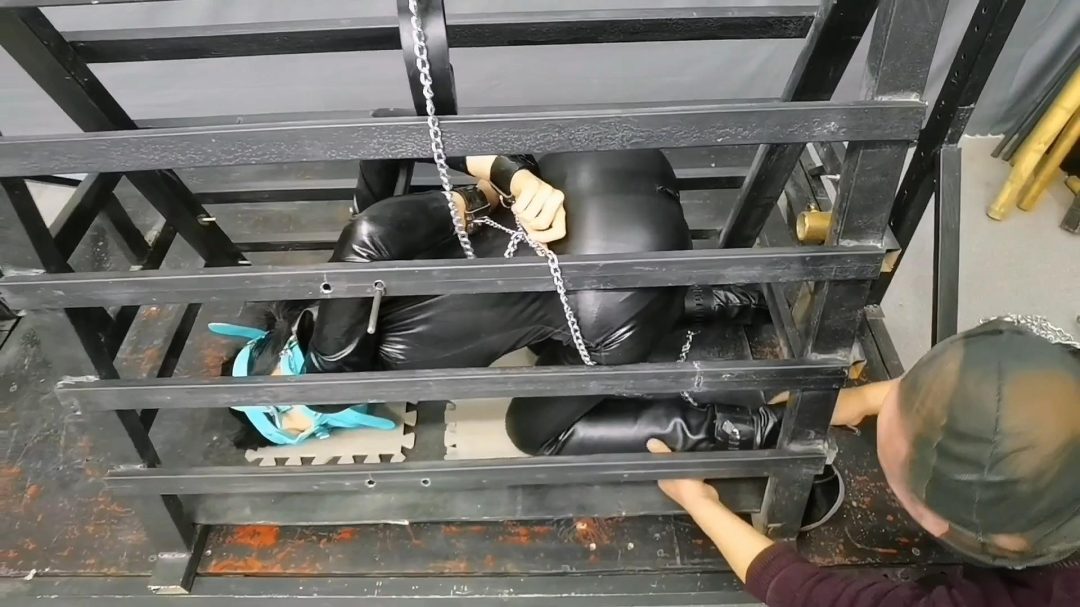 超级紧缚玩腻了，竟然主动说要玩3角铁笼禁锢，禁锢进去后才知道生不如死的感觉....-6