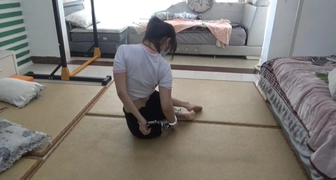 【佳怡】定拍 给大家看看娇滴滴的女孩如何玩镣铐挣脱的-3