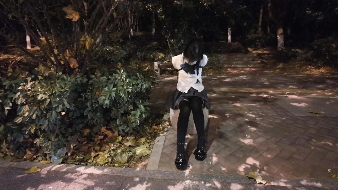 少萝音霜喵惊险外出 捆上单手套 下面塞入小玩具外出 变态大叔尾随 但是穿了高跟鞋又跑不快-1