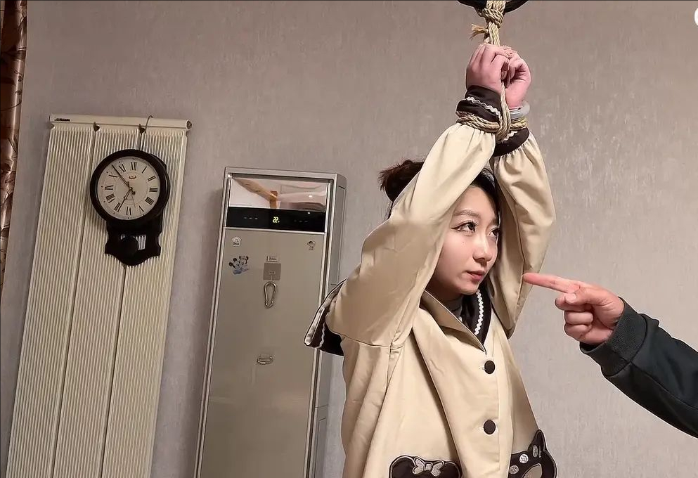 变态前男友对我的报复（反手吊 拘束架 蒙眼 封嘴放置挣扎）-8