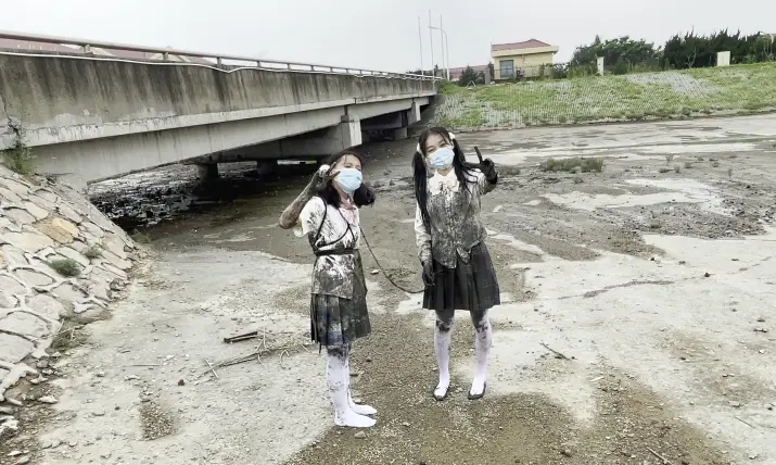 户外臭水沟双人白丝女奴Jk调教-4
