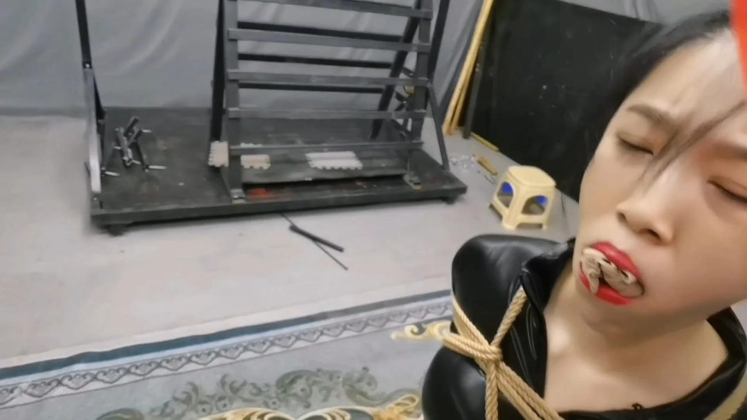 超级紧缚玩腻了，竟然主动说要玩3角铁笼禁锢，禁锢进去后才知道生不如死的感觉....-3
