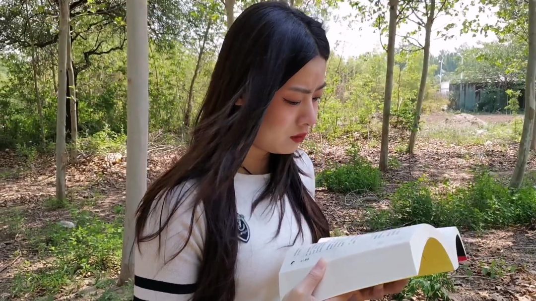 学生希希在小树林在看小说,被2个歹徒塞入麻袋,装进后备箱拉到密室里,索要钱财无果,将她折磨至死,用麻袋包裹准备投进臭水坑里-1