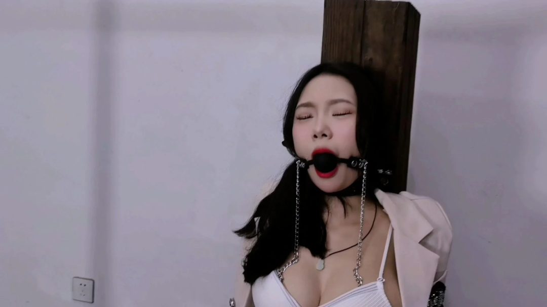 让驴驴马步挣扎一种最难受的一种新发明,就是高跟里面放黄豆,鞋底鞋跟在打上腊,看她还能坚持多久,......-5