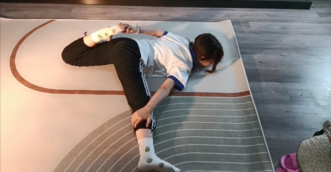 佳乐，少女、瑜伽与绳之猫爪式，难受的捆绑，可爱的女孩、有点脏的小白袜-3