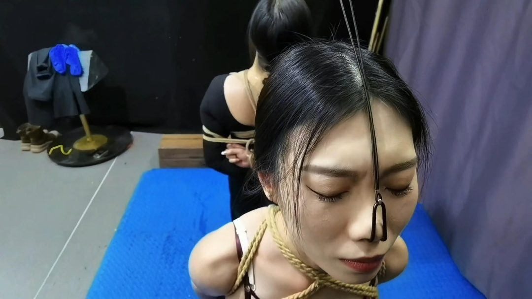 李然欠帐不还，就调教她的女儿,最后母女俩被玩的骚水狂喷,双双瘫焕在地上..-6