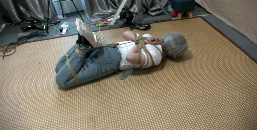 大号口球、牛仔裤、白袜后观音、股绳驷马，初TK，微胖女生很敏感，挣扎的很卖力-8