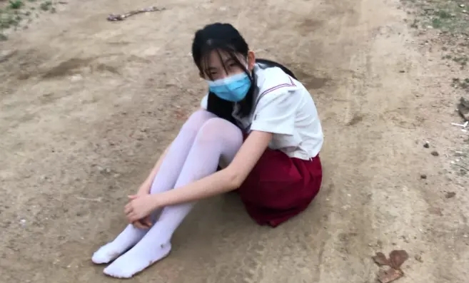 jk白丝土路打滚弄脏-7