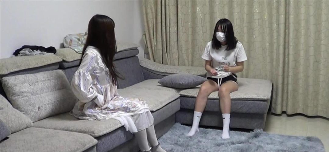 终于把我18岁的表妹雨晴拉下水了 亲表妹噢 穿着我的LOLITA 和我一起玩手铐的她是不是很可爱？-6