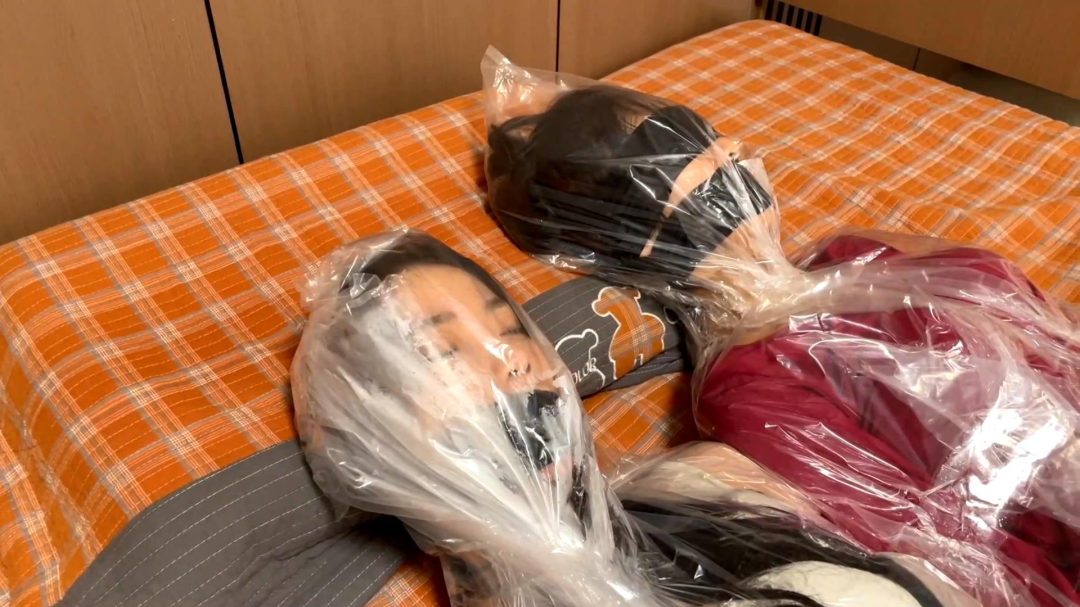云雀定拍—《致命凶宅》上，柳杨租房遇鬼宅，与室友一起被驷马捆绑，绷带完全缠绕封头+塑料袋透明胶带全包-12
