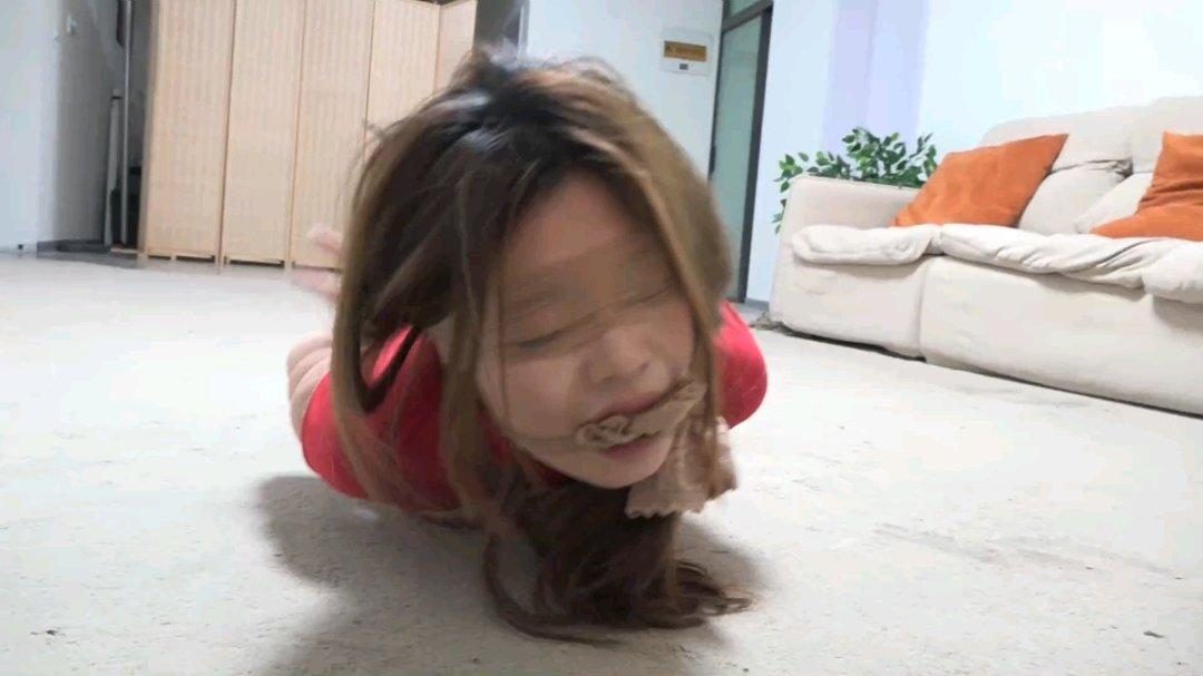 逍遥原创 少女辣妹服饰 紧缚 胸缚 股绳 挣扎呻吟 腿缚 肉丝高跟堵嘴-3