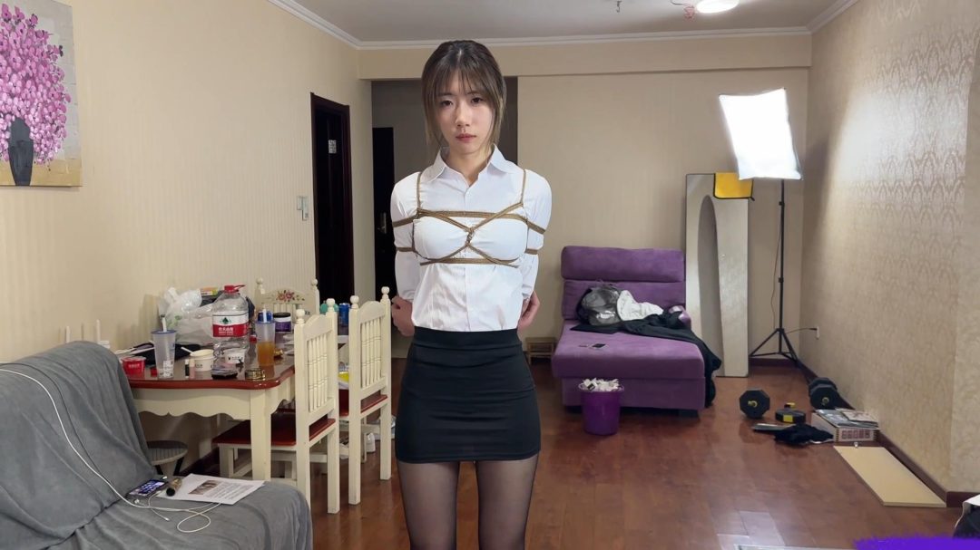贝特定制，1小时完整版！高颜值女神黑丝白领，开腿捆绑放置、口水直流、鼻钩、丝袜套头、美颜破坏！-1